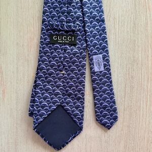 GUCCI Men’s Luxury 100% Silk Classic Tie Chain Print Purple & Navy Made In Italy